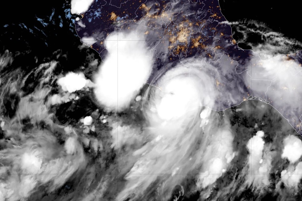 Bão nhiệt đới John đổ bộ Mexico: Sức gió lên tới 220km/h, cảnh báo nguy cơ lũ lụt và sạt lở nghiêm trọng  - ảnh 1