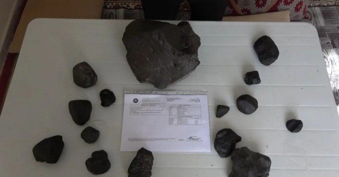 Những cục đá thiên thạch chondrite được ông Hiyasettin Senem nhặt được hồi năm ngoái. Ảnh: SABAH