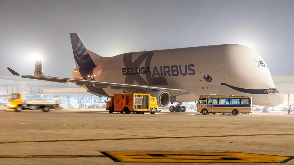 Sân bay quốc tế lớn nhất miền Bắc Việt Nam lần đầu tiên đón siêu máy bay vận tải Airbus Beluga XL hạ cánh: Được mệnh danh 'cá voi bay', chuyên chở vệ tinh, trực thăng, động cơ máy bay - ảnh 2