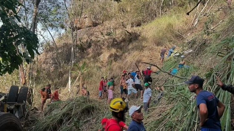 Xe buýt lao xuống khe núi sâu do tài xế mất lái khiến 43 người thương vong: Điều động khẩn cấp lực lượng cứu hộ, chính quyền kích hoạt tình trạng khẩn cấp  - ảnh 2