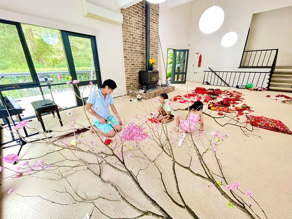 Quán quân giàu có nhất nhì Olympia tiết lộ biệt thự 1.000m2 lộng lẫy trên đất Úc, ba mặt nhìn ra rừng, 'dát' hàng ngàn đèn LED trang hoàng dịp Giáng sinh - ảnh 5