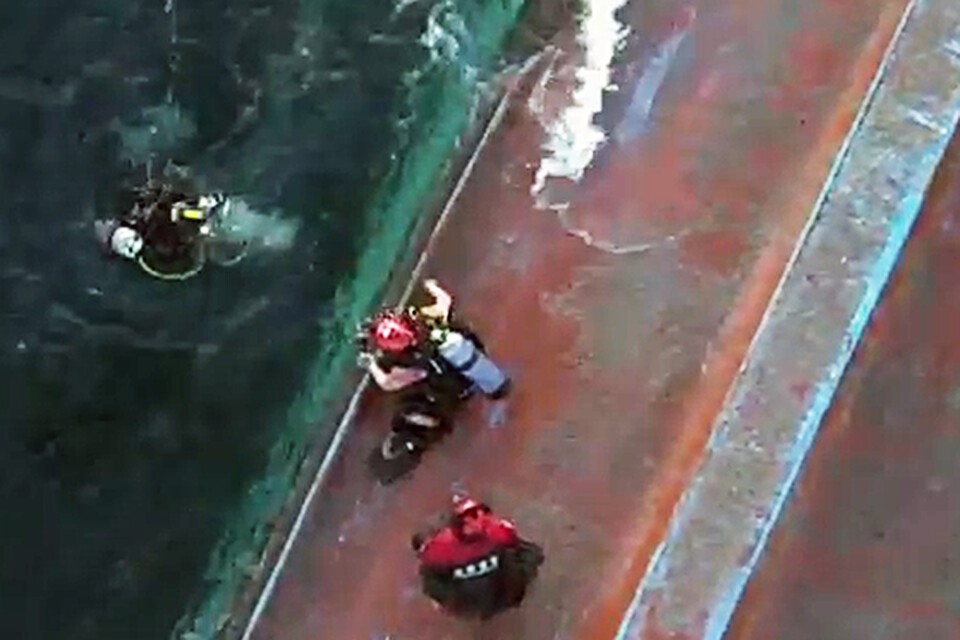 Va chạm với tàu chở cát nặng hơn 450 tấn, tàu đánh cá bị lật úp, 8 thuyền viên gặp nạn: Phát lệnh khẩn cấp huy động mọi trang thiết bị, lực lượng cứu hộ để giải cứu người dân - ảnh 2