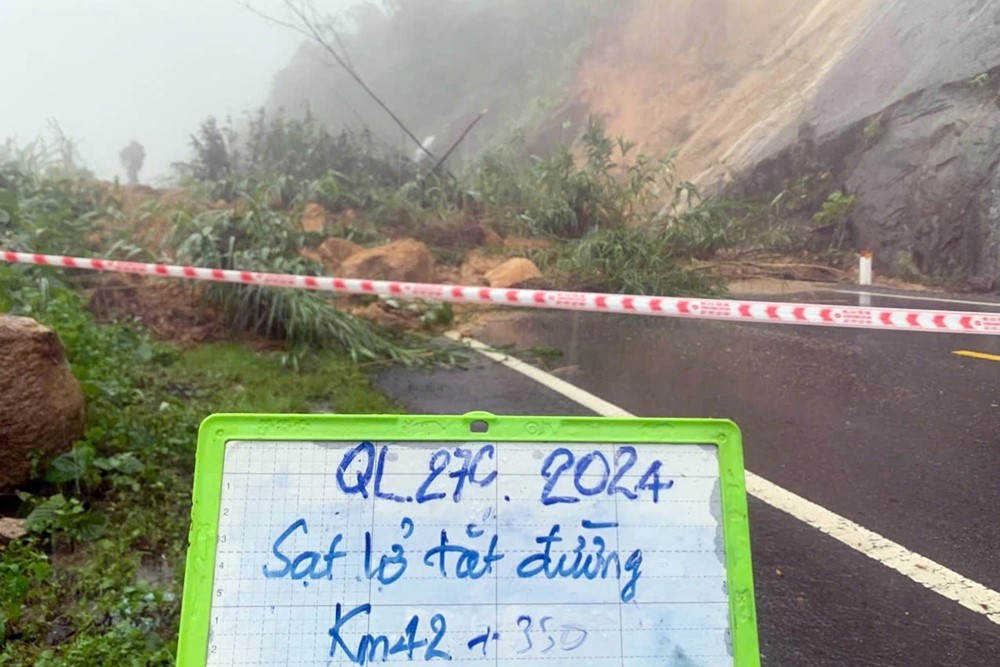 Sạt lở dội khoảng 1.000m3 đất đá xuống đèo Khánh Lê: Giao thông Nha Trang - Đà Lạt bị chia cắt, khẩn trương điều phương tiện đến khắc phục sự cố  - ảnh 2