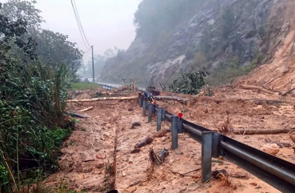 Sạt lở dội khoảng 1.000m3 đất đá xuống đèo Khánh Lê: Giao thông Nha Trang - Đà Lạt bị chia cắt, khẩn trương điều phương tiện đến khắc phục sự cố  - ảnh 1