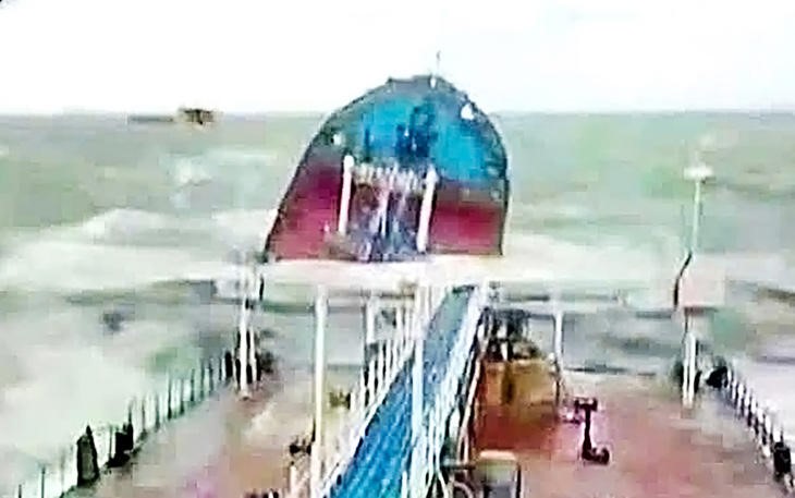 Bão lớn 'quật' vỡ đôi tàu chở dầu, hàng nghìn tấn dầu tràn ra biển: Sơ tán hàng chục thủy thủ, triển khai 50 nguời, trực thăng Mi-8 và tàu kéo cứu hộ đến hiện trường  - ảnh 1