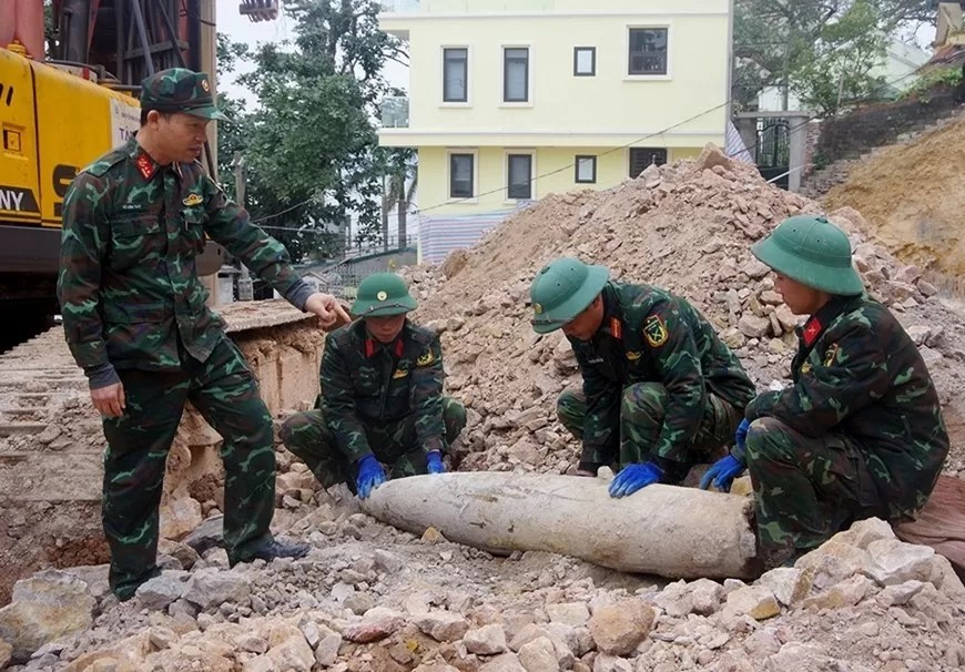 Phát hiện quả bom nặng hơn 200kg khi đào móng nhà: Hiện trường được phong tỏa, điều động lực lượng công binh đến khảo sát, di dời thành công quả bom về vị trí hủy nổ  - ảnh 1