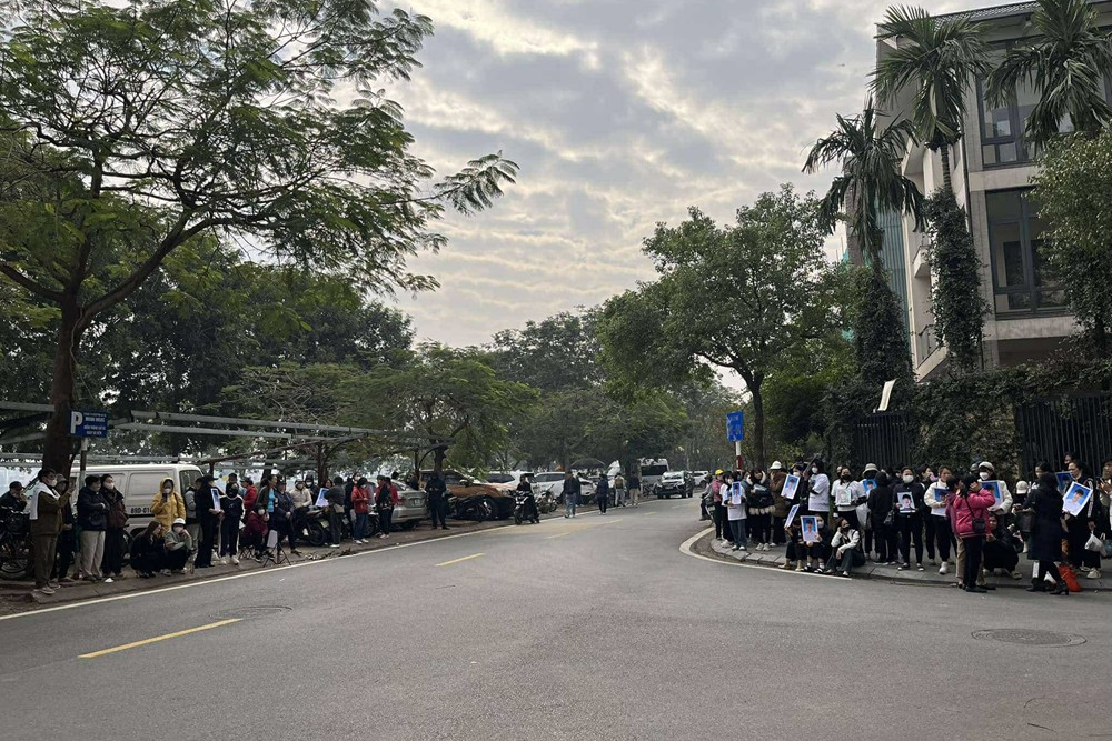 Xót xa phiên tòa xét xử thiếu niên 16 tuổi đánh nam sinh lớp 8 chết não tại Hà Nội: Gia đình nạn nhân đề nghị đổi tội danh, Viện Kiểm sát đề nghị tuyên phạt bị cáo mức án 4-5 năm tù - ảnh 1