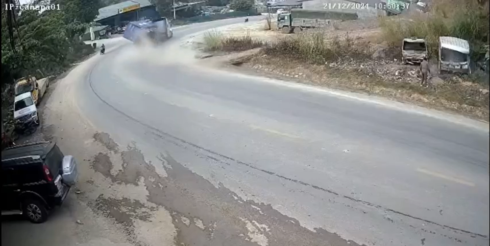 Vào cua tốc độ cao trên Quốc lộ, xe container 'hất' văng thùng hàng vào nhà dân khiến 1 ô tô bán tải và 1 xe máy dập nát - ảnh 1