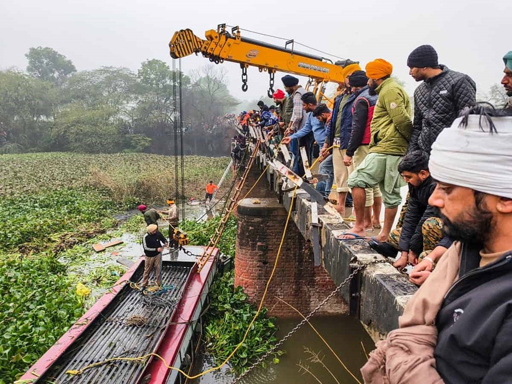 Xe buýt đâm xuyên qua lan can rồi lao xuống sông khiến ít nhất 34 người thương vong: Nạn nhân nhỏ nhất mới 2 tuổi, điều động khẩn cấp lực lượng cứu hộ đến hiện trường  - ảnh 2