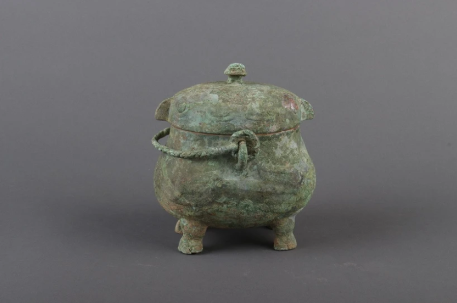 Bất ngờ phát hiện chiếc bình đồng hình con cú chứa chất lỏng kỳ lạ, ước tính từ thời nhà Thương cách đây 3.000 năm - ảnh 1