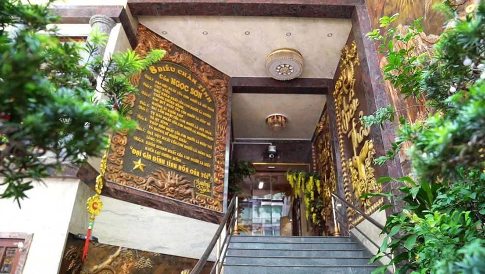 Nam nghệ sĩ Vbiz từng dùng 1.000 cây vàng để đúc tượng mình, ở nhà dát vàng, nay tự nhận ‘nghèo nhất showbiz Việt’ - ảnh 4