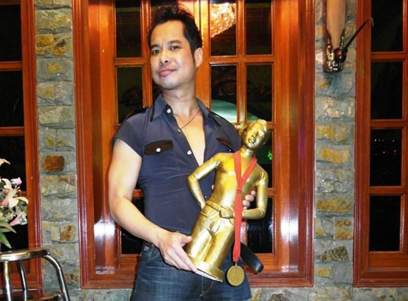 Nam nghệ sĩ Vbiz từng dùng 1.000 cây vàng để đúc tượng mình, ở nhà dát vàng, nay tự nhận ‘nghèo nhất showbiz Việt’ - ảnh 2