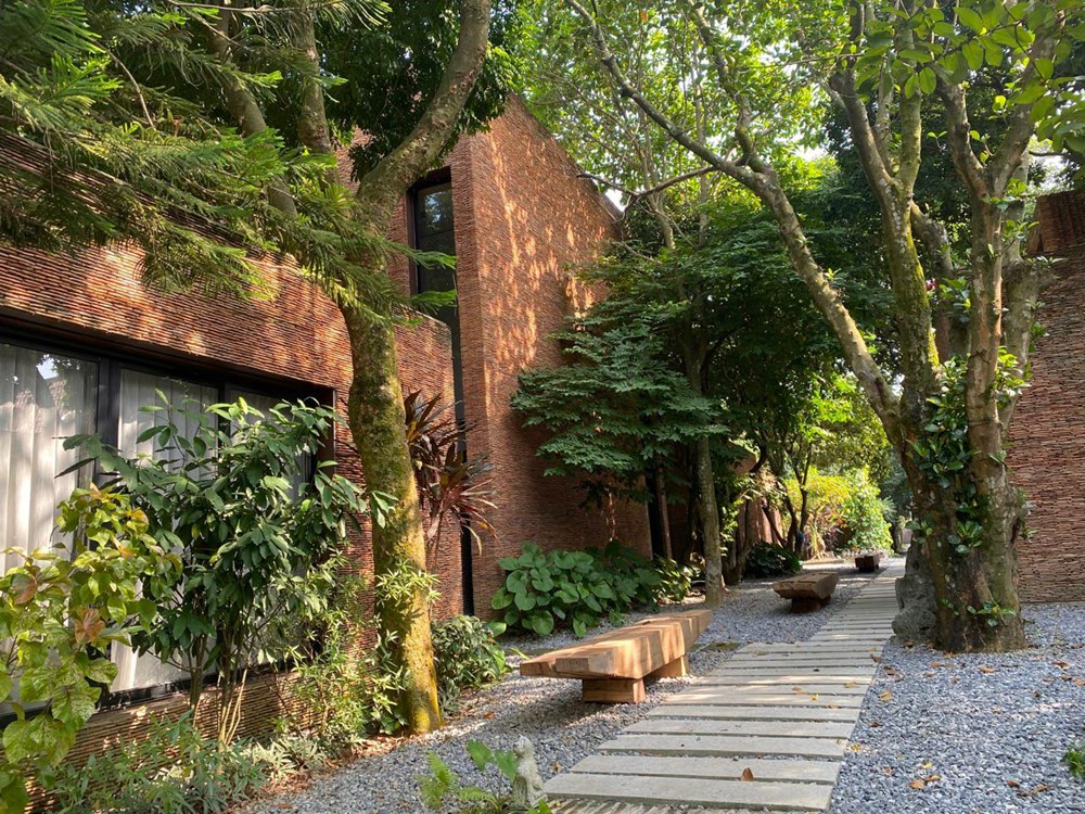 Danh hài nổi tiếng khắp Việt Nam mất tới 8 năm sưu tầm 5 triệu viên ngói cổ, xây biệt phủ rộng 5.000m2: Được Tạp chí Ý đánh giá là dự án kiến trúc tốt nhất thế giới - ảnh 4