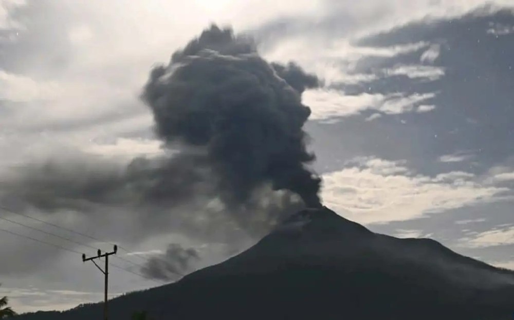 Núi lửa Indonesia phun trào dữ dội, cột tro bụi cao tới 8.000m: Chính quyền nâng cảnh báo lên mức cao nhất, hàng loạt chuyến bay bị hủy - ảnh 1