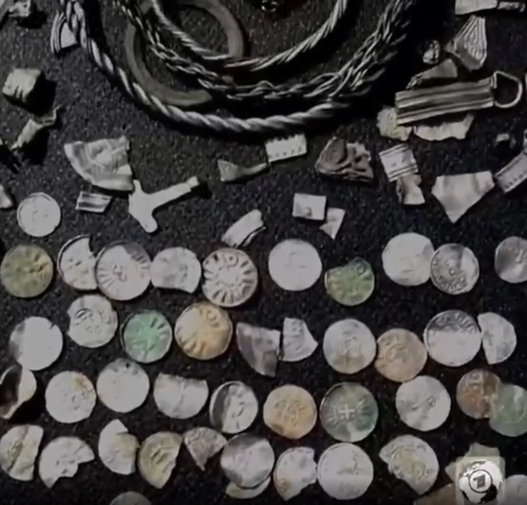 Dò kim loại, cậu bé 13 tuổi tìm thấy ‘kho báu’ chứa loạt cổ vật quý giá cách đây hơn 1.000 năm - ảnh 3