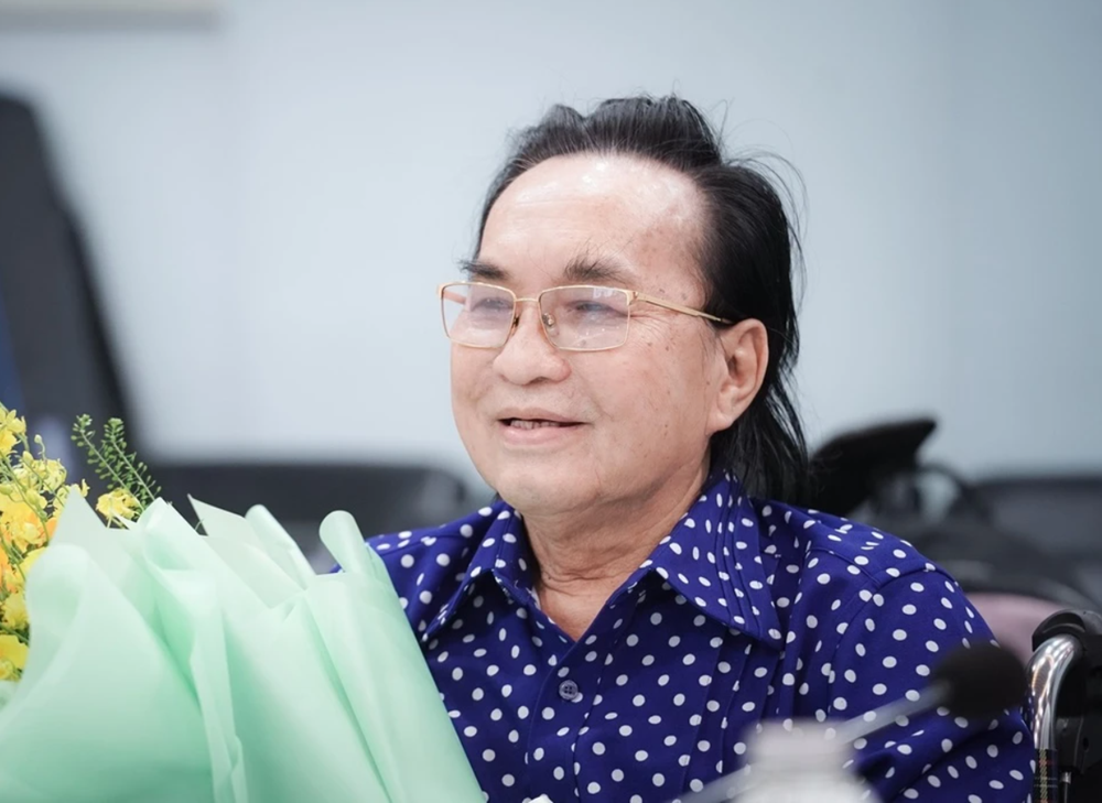 Nam NSND là ‘giọng ca vàng’ của làng cải lương Việt nguy kịch vì ngưng tim: Giờ ‘hồi sinh’ thần kỳ sau 3 tuần chữa trị, tỉnh táo hát vọng cổ tặng bác sĩ - ảnh 1