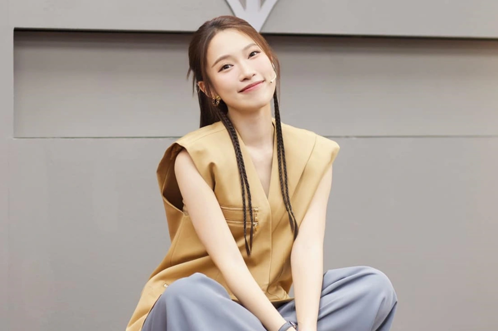 Nữ MC Đường lên đỉnh Olympia gây tranh cãi khi dẫn fan meeting của Jisoo: Nổi tiếng với biệt danh ‘hot girl 7 thứ tiếng’, 19 tuổi tự sắm ô tô lẫn mua đất tặng bố mẹ - ảnh 1