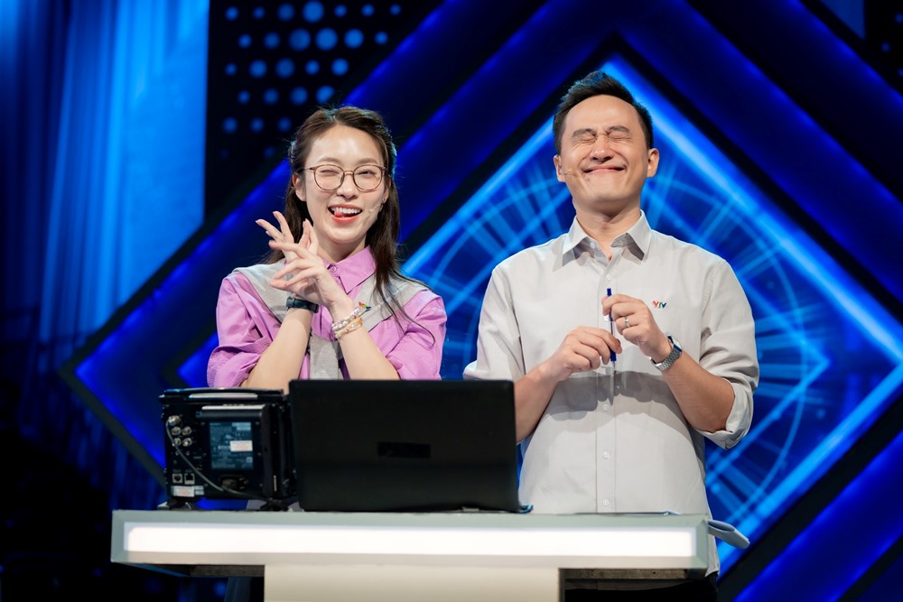 Nữ MC Đường lên đỉnh Olympia gây tranh cãi khi dẫn fan meeting của Jisoo: Nổi tiếng với biệt danh ‘hot girl 7 thứ tiếng’, 19 tuổi tự sắm ô tô lẫn mua đất tặng bố mẹ - ảnh 4