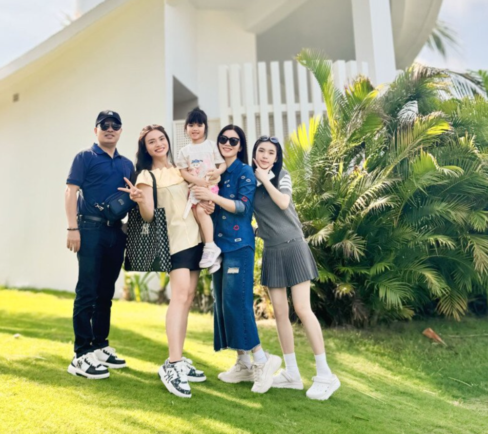 Ca sĩ là nữ NSND trẻ nhất Việt Nam từng 2 lần đổ vỡ, giờ viên mãn bên bạn đời mới, vi vu du lịch sau lễ ăn hỏi - ảnh 4