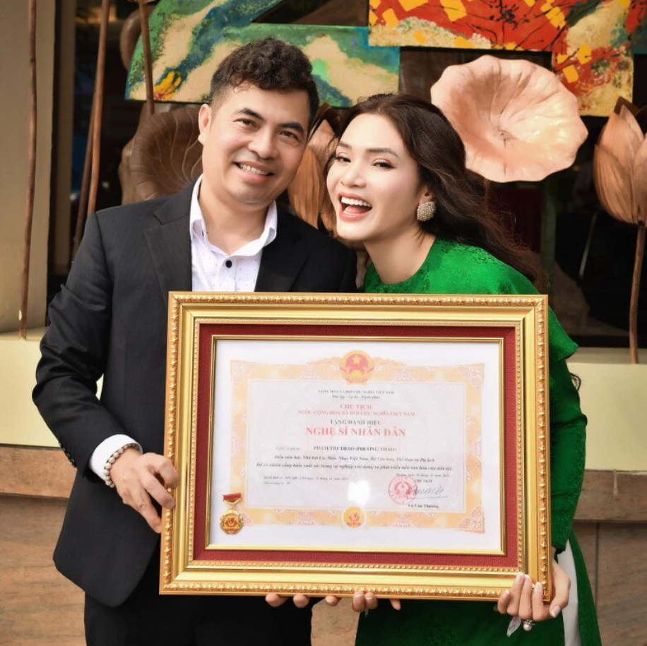 Ca sĩ là nữ NSND trẻ nhất Việt Nam từng 2 lần đổ vỡ, giờ viên mãn bên bạn đời mới, vi vu du lịch sau lễ ăn hỏi - ảnh 7