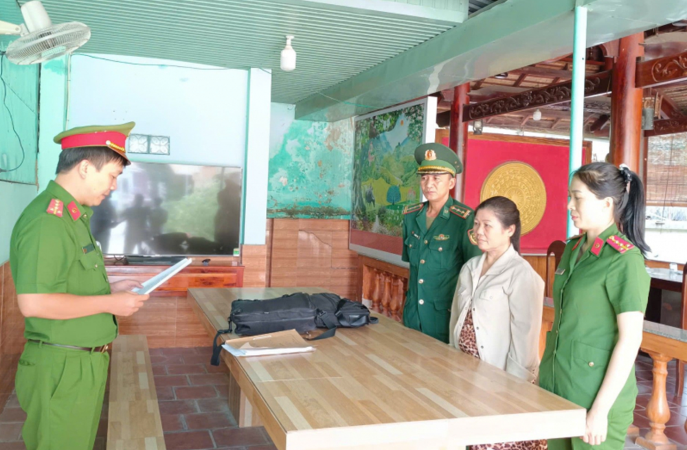 Đón 21 công dân do Campuchia trao trả, công an phát hiện ‘nữ quái’ buôn lậu Nguyễn Thị Hoa đang bị truy nã - ảnh 1