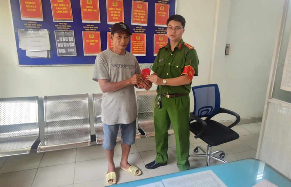 Ai đánh rơi 22 triệu đồng lập tức báo cho cơ quan công an  - ảnh 1