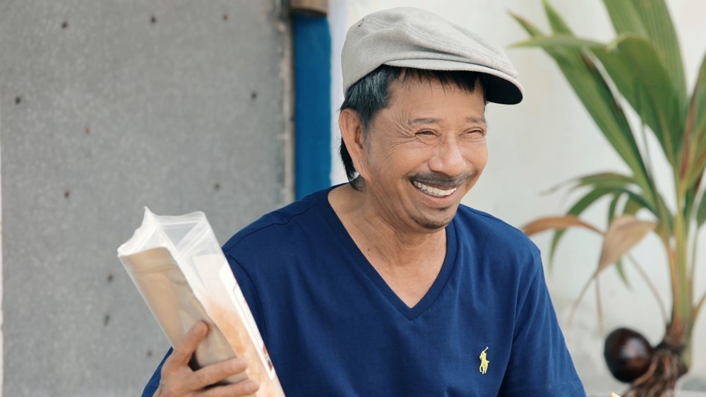 Danh hài bị đồn ‘xách’ 500 cây vàng qua Mỹ: U75 viên mãn bên vợ kém 29 tuổi, bán cơm tấm nuôi con nhỏ - ảnh 4