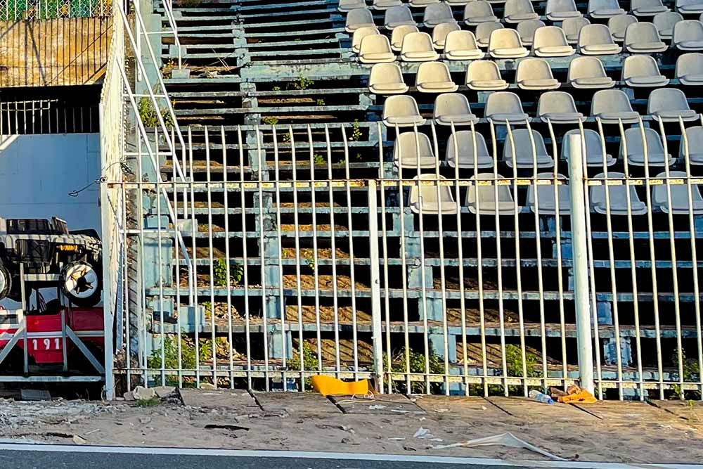 Sân vận động từng lớn nhất Việt Nam, ‘vượt mặt’ cả sân Mỹ Đình: Có tổng sức chứa lên tới 50.000 chỗ, nay gây tiếc nuối cho người hâm mộ Tây Đô - ảnh 3