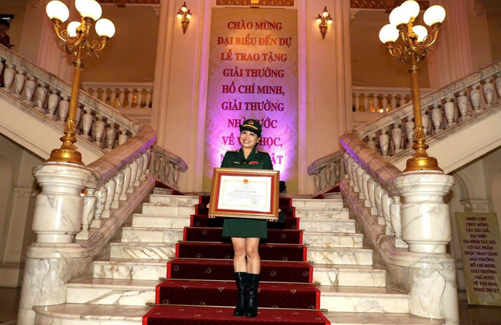 Nữ NSND là tác giả của ‘Em bé Tượng đài’ gây bão mạng, 43 tuổi được thăng hàm Đại tá: Đời tư kín tiếng, hiện là Giám đốc Nhà hát - ảnh 3