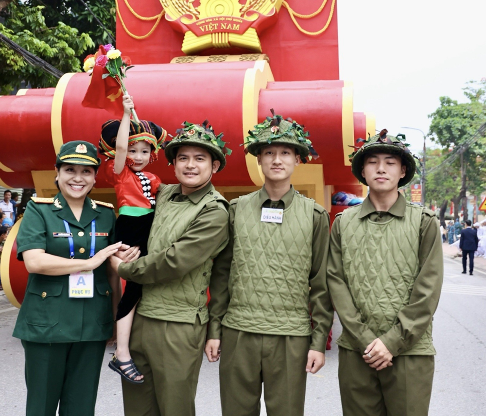 Nữ NSND là tác giả của ‘Em bé Tượng đài’ gây bão mạng, 43 tuổi được thăng hàm Đại tá: Đời tư kín tiếng, hiện là Giám đốc Nhà hát - ảnh 5