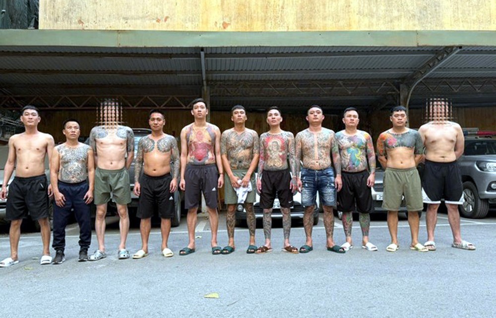 Bắt giữ Hải ‘lé’, SN 1992 cùng 8 đàn em về hành vi cho vay lãi nặng, cố ý gây thương tích, tàng trữ vũ khí quân dụng… - ảnh 1