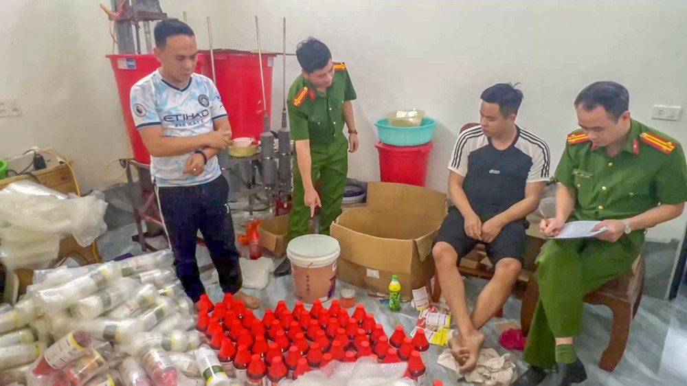 Bắt giữ Nguyễn Văn Vĩnh, SN 1991 vì sản xuất thuốc diệt chuột ‘giả’ từ gạo, cám và vỏ trấu - ảnh 1