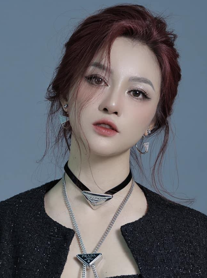 Nữ đại gia 2 con ‘săn’ chồng trẻ kém 6 tuổi, rước dâu bằng siêu xe trăm tỷ, hồi môn 500 cây vàng - ảnh 1