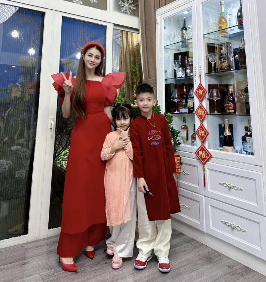 Nữ đại gia 2 con ‘săn’ chồng trẻ kém 6 tuổi, rước dâu bằng siêu xe trăm tỷ, hồi môn 500 cây vàng - ảnh 2