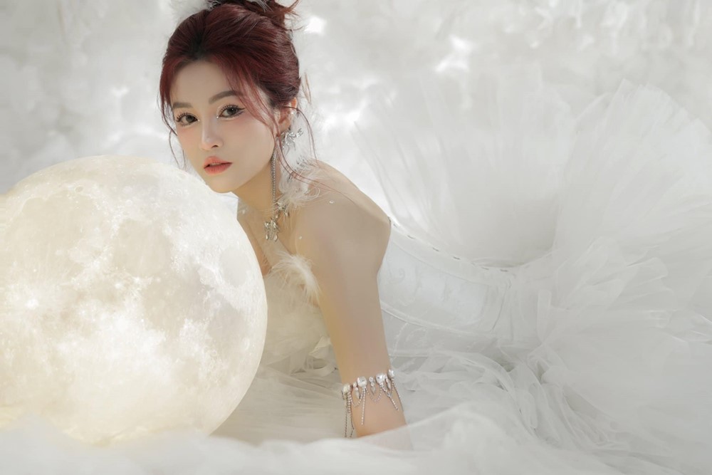 Nữ đại gia 2 con ‘săn’ chồng trẻ kém 6 tuổi, rước dâu bằng siêu xe trăm tỷ, hồi môn 500 cây vàng - ảnh 3