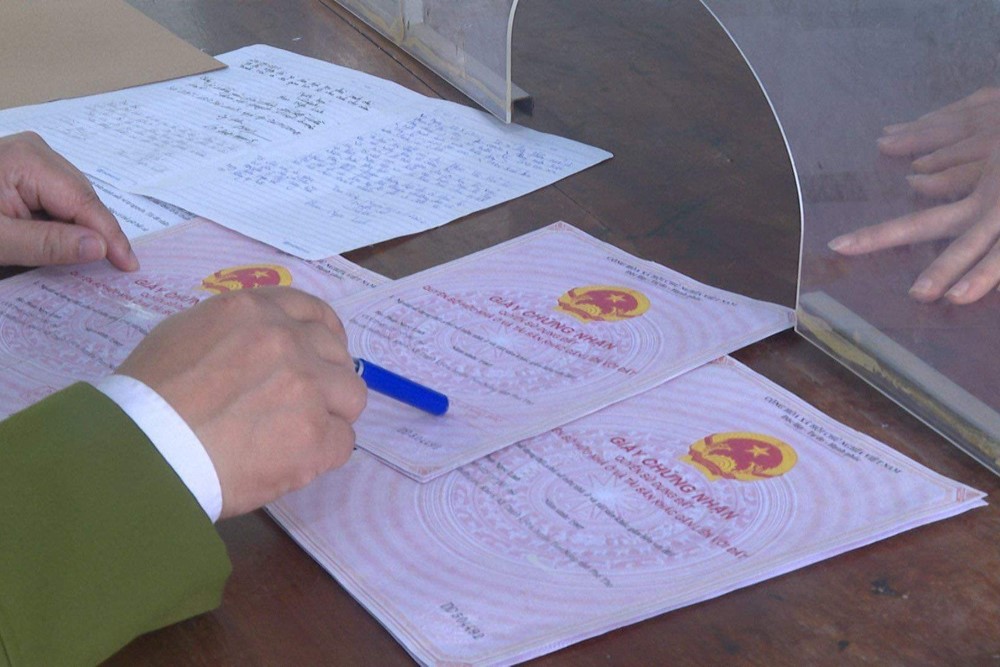 Bị hại làm giấy tờ đất của Phùng Xuân Định liên hệ công an để giải quyết - ảnh 1