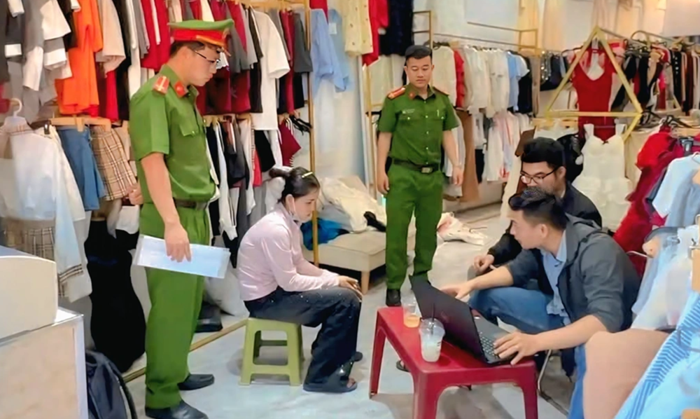 Bắt giữ Phạm Thị Liêu (1999) về hành vi dụ dỗ, cưỡng ép nhiều bé gái bán dâm dưới ‘vỏ bọc’ shop quần áo - ảnh 1