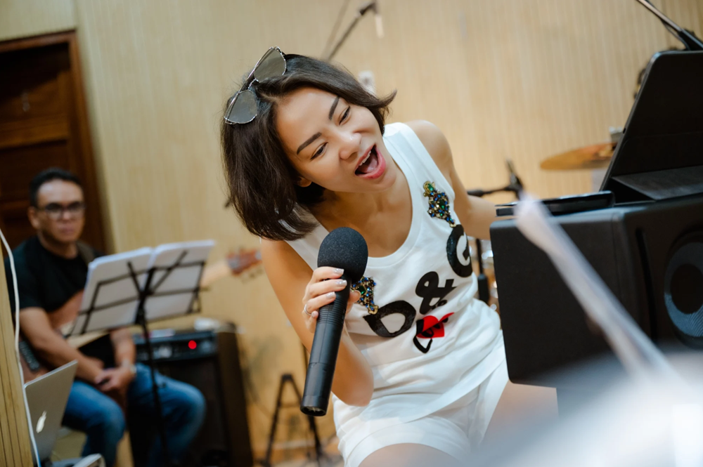 ‘Nữ hoàng nhạc dance’ Việt Nam cưới chồng Tây hơn 20 tuổi: Tuổi 48 giàu có, trẻ trung - ảnh 7