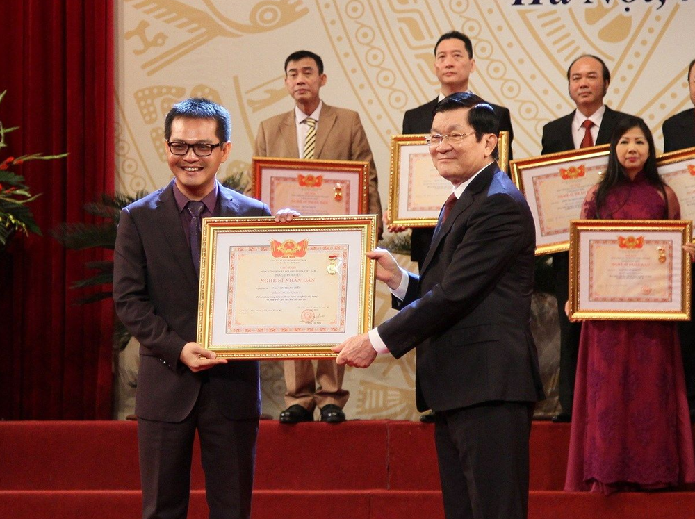 NSND là Giám đốc Nhà hát Kịch Hà Nội, từng đỗ cùng lúc 4 trường đại học, đời tư kín tiếng sau nên duyên với vợ kém 19 tuổi - ảnh 3