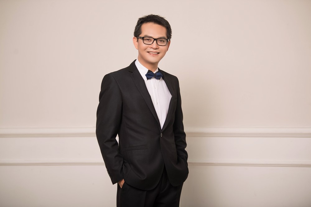 NSND là Giám đốc Nhà hát Kịch Hà Nội, từng đỗ cùng lúc 4 trường đại học, đời tư kín tiếng sau nên duyên với vợ kém 19 tuổi - ảnh 1