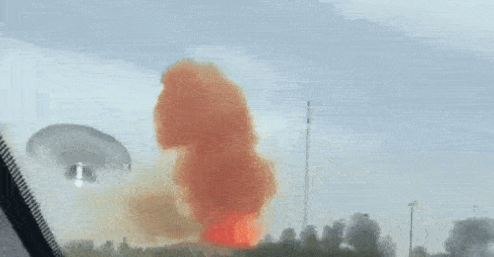 Nổ lớn tại cảng dầu lớn nhất Iran, điều động 15 xe cứu thương tới hiện trường: Gần 800 người thương vong - ảnh 1