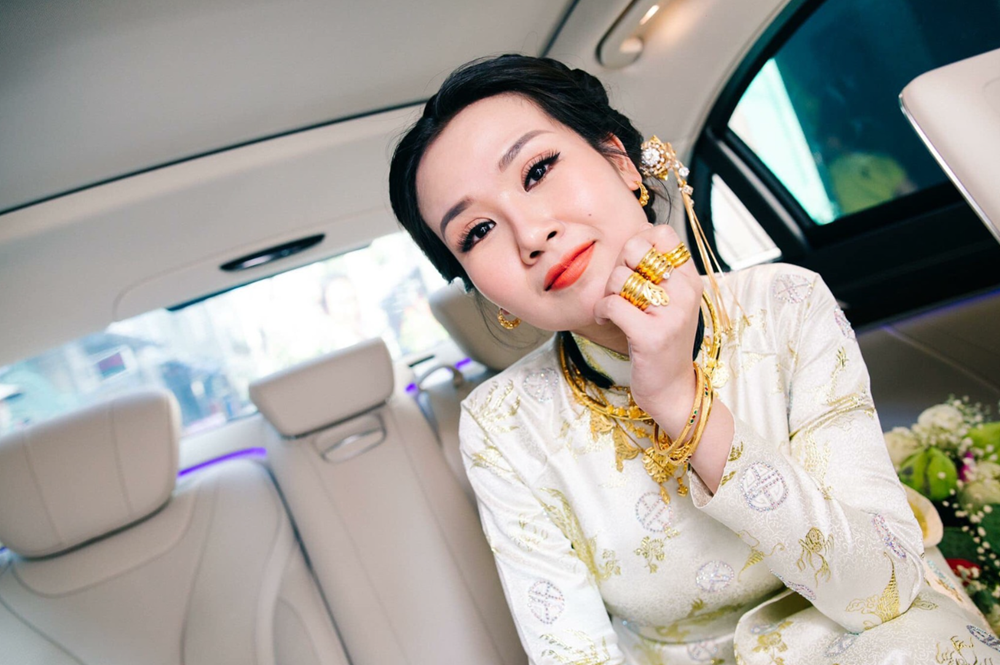 Nữ ca sĩ Việt lấy chồng là Chủ tịch người Ấn Độ: Lễ cưới đeo đầy vàng, làm MV được chồng cho 5 tỷ đồng - ảnh 3