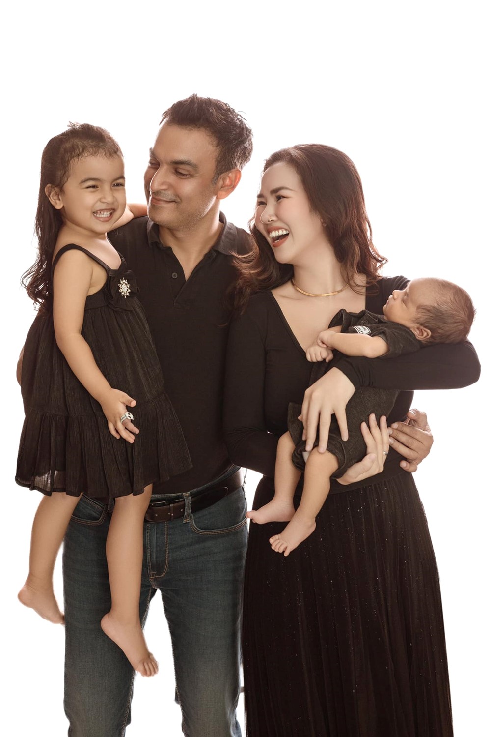 Nữ ca sĩ Việt lấy chồng là Chủ tịch người Ấn Độ: Lễ cưới đeo đầy vàng, làm MV được chồng cho 5 tỷ đồng - ảnh 4