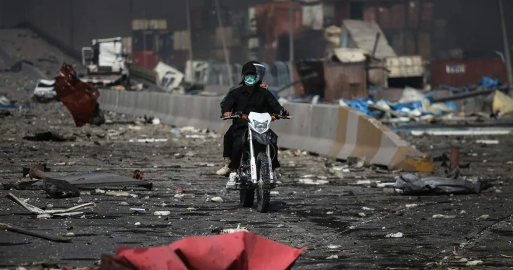 Nổ lớn tại cảng dầu lớn nhất Iran, điều động 15 xe cứu thương tới hiện trường: Gần 800 người thương vong - ảnh 3