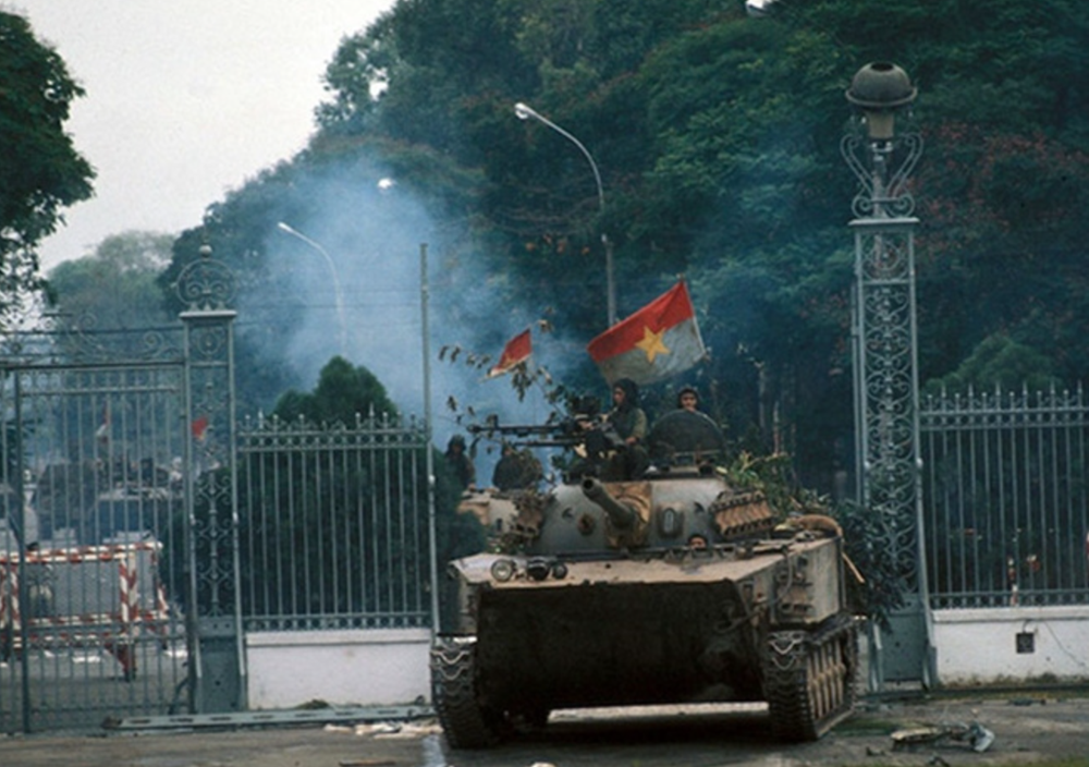 Ngày 30/4/1975: Chiến dịch Hồ Chí Minh toàn thắng, giải phóng hoàn toàn miền Nam, thống nhất đất nước - ảnh 1