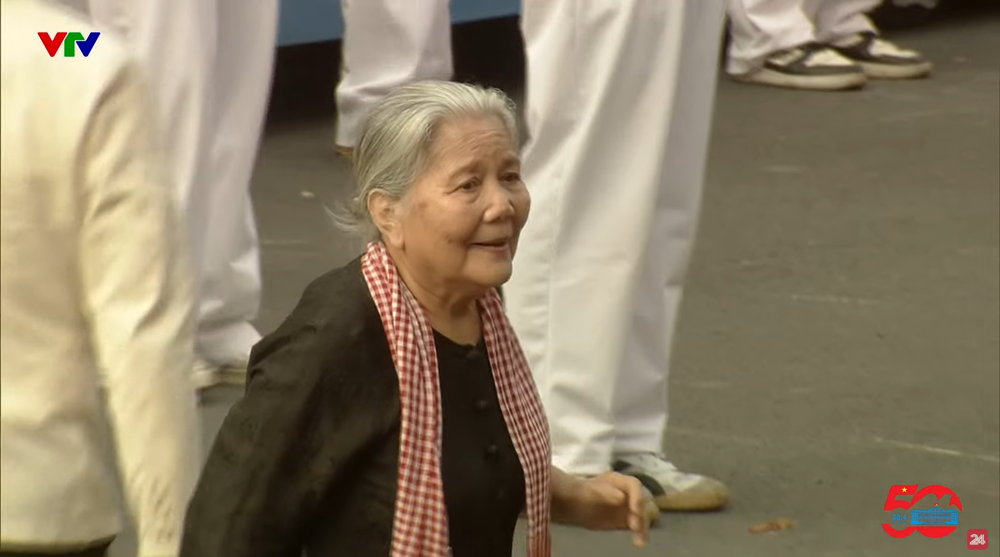NSƯT hóa thân thành người mẹ đi tìm con đầy xúc động tại Đại lễ 30/4: Từng biểu diễn giữa bom đạn thời chiến, nhiều lần được gặp Bác Hồ - ảnh 5