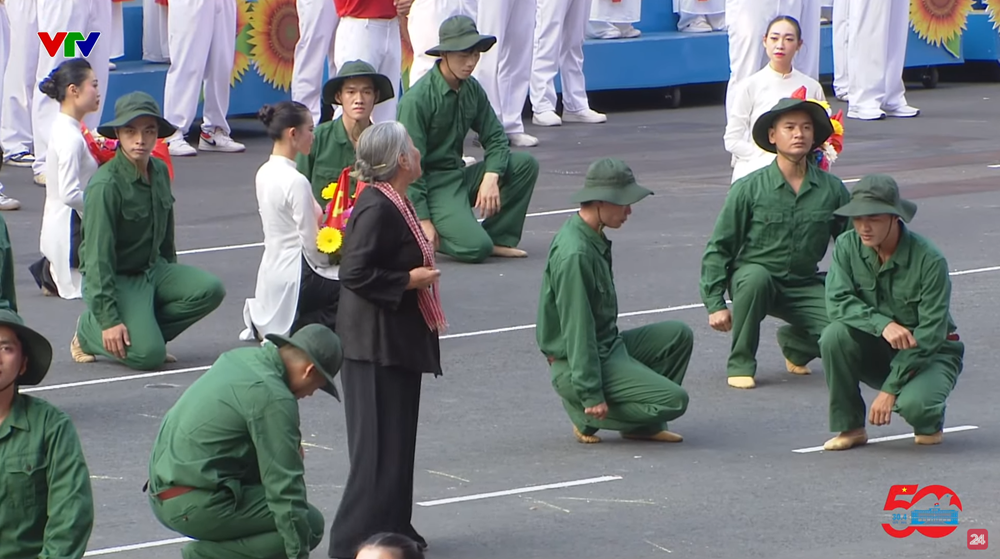 NSƯT hóa thân thành người mẹ đi tìm con đầy xúc động tại Đại lễ 30/4: Từng biểu diễn giữa bom đạn thời chiến, nhiều lần được gặp Bác Hồ - ảnh 6