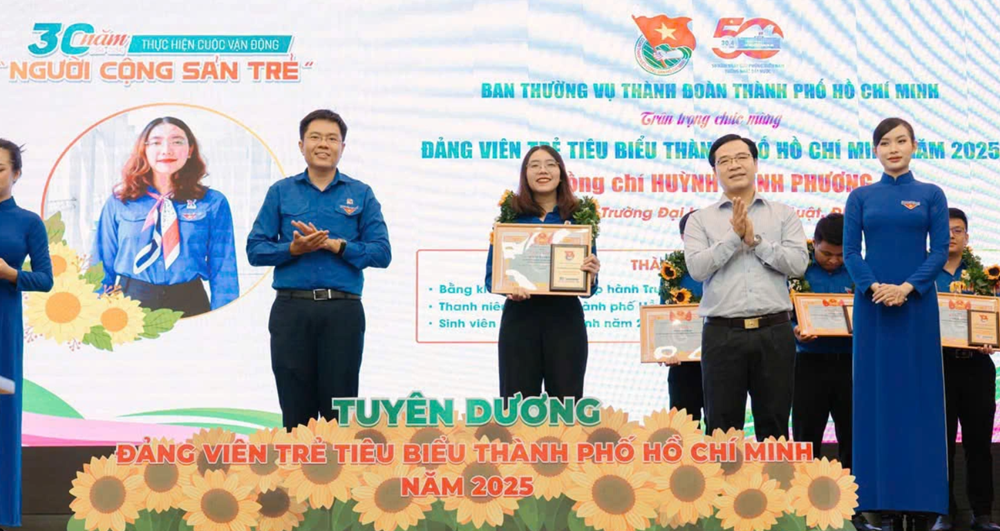 Cô gái đại diện thế hệ trẻ phát biểu tại Đại lễ 30/4: Sinh viên vinh dự được trường giữ lại, kết nạp Đảng từ 18 tuổi, 2 lần giành HCV Olympic Ngữ văn - ảnh 5