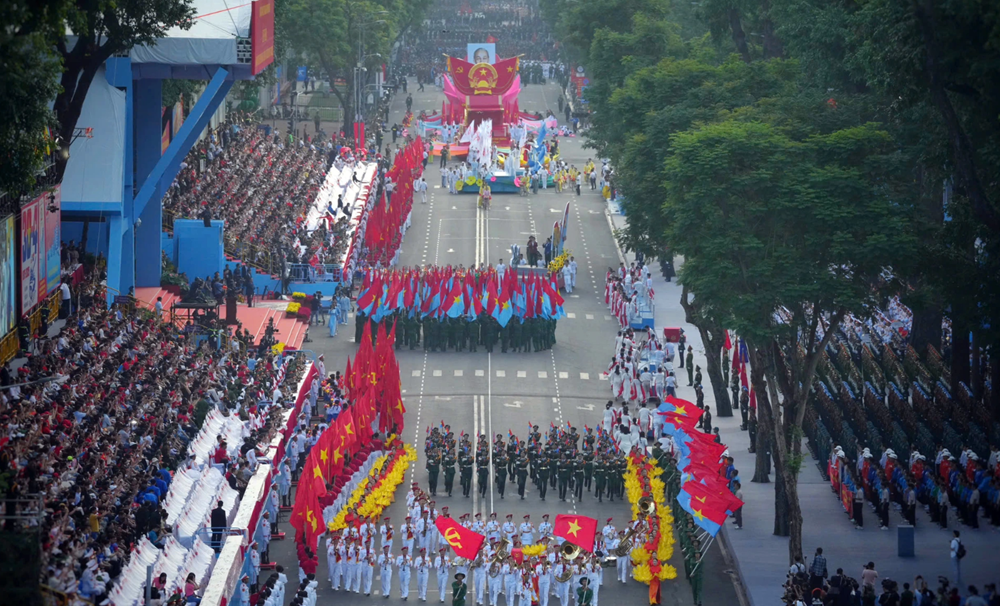 NSƯT hóa thân thành người mẹ đi tìm con đầy xúc động tại Đại lễ 30/4: Từng biểu diễn giữa bom đạn thời chiến, nhiều lần được gặp Bác Hồ - ảnh 1