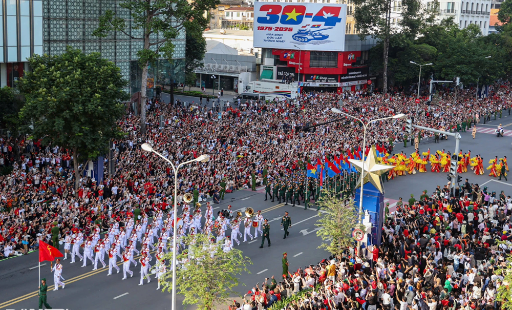 Hai đại diện trẻ hát vang khúc ca ‘Mùa xuân trên TP. Hồ Chí Minh’ trong Đại lễ 30/4: Người được mệnh danh là ‘cô bé dân ca’, người là quán quân Rap Việt - ảnh 2
